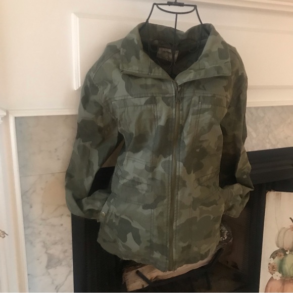 EUC Old Navy Woman’s Camouflage Jacket Size Small - Picture 4 of 11
